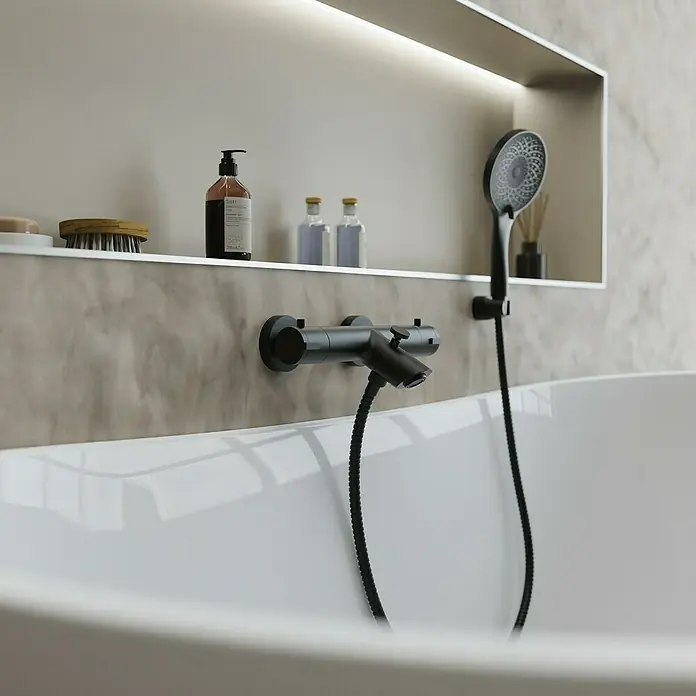 Camargue Badewannenarmatur Zapo - Ausladung Armatur: 165 mm, Schwarz, Matt - Schwarze Armatur mit Brausekopf an einer Badewanne. Die moderne Badarmatur besticht durch ihr minimalistisches Design und ihre Funktionalität.