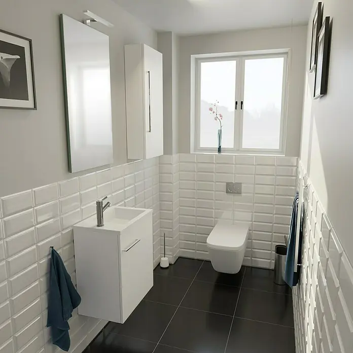 Camargue Espacio Badmöbel-Set H61 - 90 cm, Mira - Helles Badezimmer mit weißen Metrofliesen, schwarzen Bodenfliesen, einem hängenden Waschbecken und einem WC für ein modernes Ambiente.