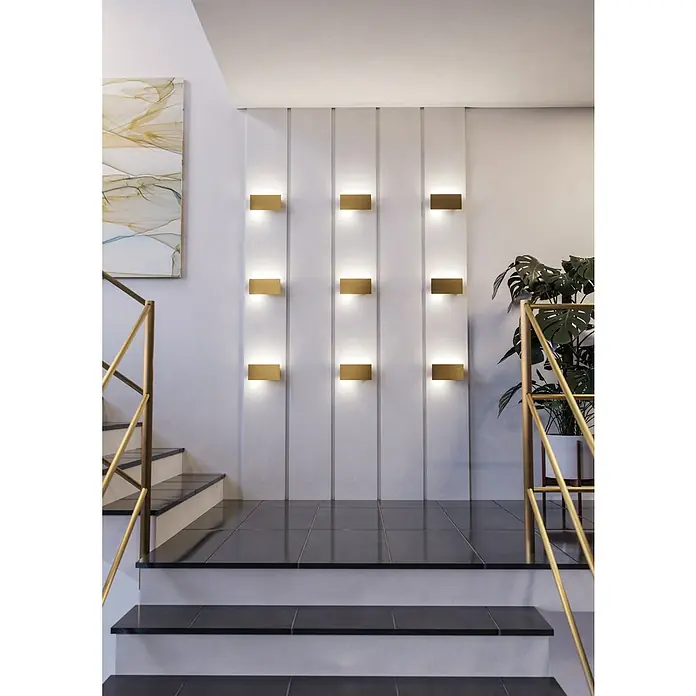 Eglo Talamello LED-Wandleuchte - 6 W, L x H: 20 x 10 cm, Gold, Warmweiß - Treppenhaus mit Akzentbeleuchtung durch goldene Wandleuchten, die ein elegantes Ambiente schaffen. Die Kombination aus Schwarz und Gold wirkt luxuriös.