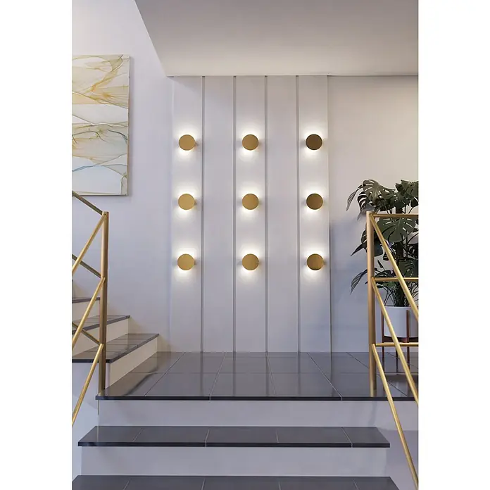 Eglo Talamello LED-Wandleuchte rund - 4 W, Ø x H: 15 x 4 cm, Gold, Warmweiß - An der Wand sind goldene Kreisleuchten angebracht, die eine elegante und moderne Beleuchtungslösung für den Treppenaufgang bieten.