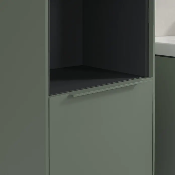 Villeroy & Boch Subway 3.0 Hochschrank - B x T x H: 40 x 36,2 x 171 cm, 1x offenes Fach, 2x Tür, Soft Green, Farbe Griff: Soft Green, DIN Anschlag: Links - Nahaufnahme eines graugrünen Badezimmerschranks mit offenem Regal und einer Schublade mit Griff. Schlichtes, modernes Design.