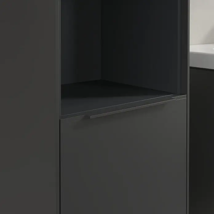 Villeroy & Boch Subway 3.0 Hochschrank - B x T x H: 40 x 36,2 x 171 cm, 1x offenes Fach, 2x Tür, Graphite, Farbe Griff: Graphite, DIN Anschlag: Links - Nahaufnahme eines modernen grauen Badezimmerschranks mit offenem Regal und Schublade mit minimalistischem Griff.