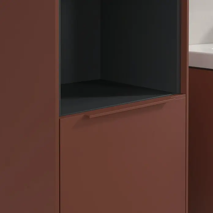 Villeroy & Boch Subway 3.0 Hochschrank - B x T x H: 40 x 36,2 x 171 cm, 1x offenes Fach, 2x Tür, Wine Red, Farbe Griff: Wine Red, DIN Anschlag: Links - Ein brauner Badezimmerschrank mit einer offenen Ablagefläche und einer Schublade darunter, ideal für die Aufbewahrung von Badutensilien.