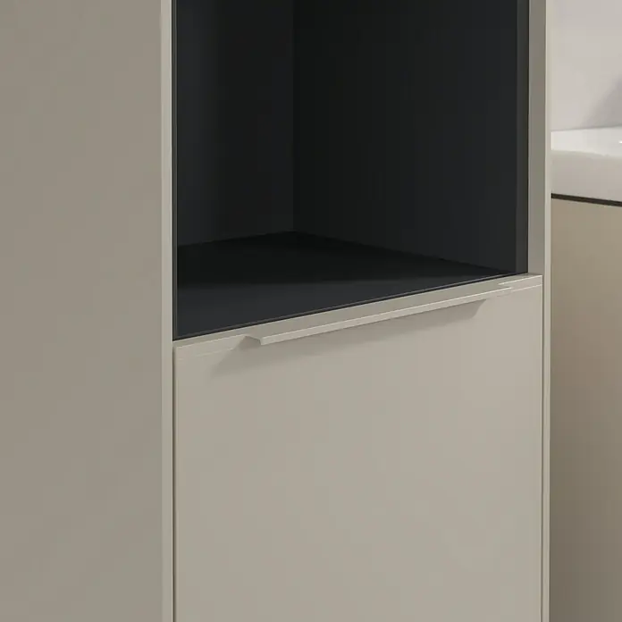 Villeroy & Boch Subway 3.0 Hochschrank - B x T x H: 40 x 36,2 x 171 cm, 1x offenes Fach, 2x Tür, Cashmere Grey, Farbe Griff: Cashmere Grey, DIN Anschlag: Links - Detailaufnahme eines modernen, beigen Badezimmerschranks mit offenem Fach und Schublade, der elegantes Design und Funktionalität vereint.