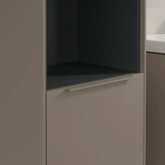 Villeroy & Boch Subway 3.0 Hochschrank - B x T x H: 40 x 36,2 x 171 cm, 1x offenes Fach, 2x Tür, Taupe, Farbe Griff: Taupe, DIN Anschlag: Links - Nahaufnahme eines modernen Badezimmerschranks in Taupe mit einer Schublade und einem offenen Regal, der stilvolle Stauraum bietet.