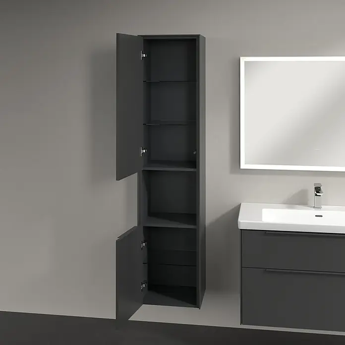 Villeroy & Boch Subway 3.0 Hochschrank - B x T x H: 40 x 36,2 x 171 cm, 1x offenes Fach, 2x Tür, Graphite, Farbe Griff: Graphite, DIN Anschlag: Links - Badezimmer mit offenem, grauen Hochschrank mit Regalböden und Waschbeckenunterschrank mit LED-beleuchtetem Spiegel.