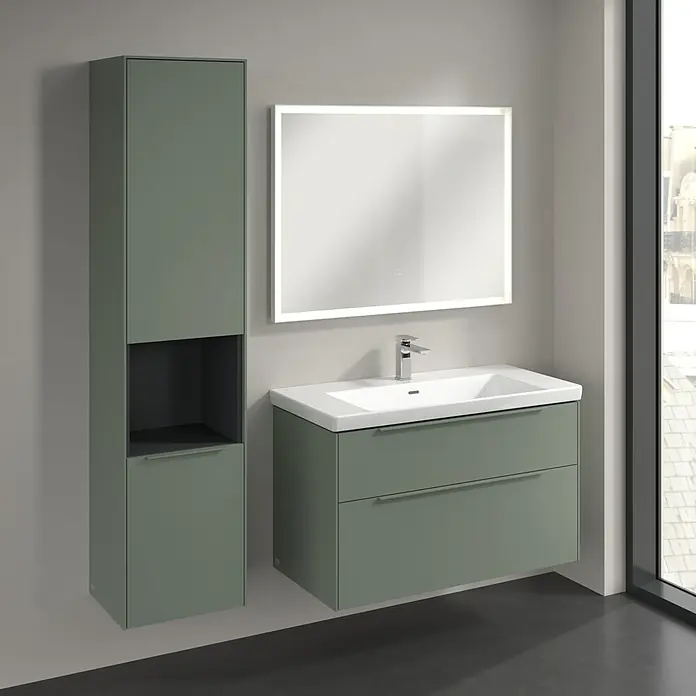 Villeroy & Boch Subway 3.0 Hochschrank - B x T x H: 40 x 36,2 x 171 cm, 1x offenes Fach, 2x Tür, Soft Green, Farbe Griff: Soft Green, DIN Anschlag: Links - Modernes Badezimmer-Set mit einem Waschtischunterschrank in Salbei-Grün, einem Spiegelschrank mit Beleuchtung und einem passenden Hochschrank.