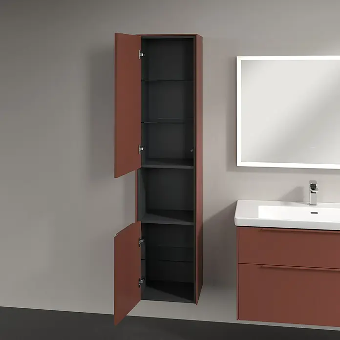 Villeroy & Boch Subway 3.0 Hochschrank - B x T x H: 40 x 36,2 x 171 cm, 1x offenes Fach, 2x Tür, Wine Red, Farbe Griff: Wine Red, DIN Anschlag: Links - Ein Badezimmer mit einem offenen, terracottafarbenen Hochschrank mit Regalen, einem Waschbeckenunterschrank und einem beleuchteten Spiegel.