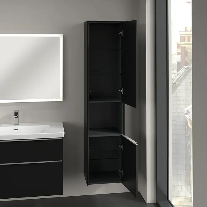 Villeroy & Boch Subway 3.0 Hochschrank - B x T x H: 40 x 36,2 x 171 cm, 1x offenes Fach, 2x Tür, Volcano Black, Farbe Griff: Aluminium glänzend, DIN Anschlag: Rechts - Schwarzer Badezimmerschrank mit zwei offenen Türen und Glasregalen neben einem Waschbecken mit Spiegel.