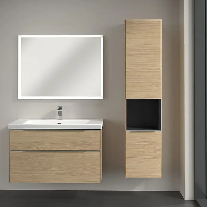 Villeroy & Boch Subway 3.0 Hochschrank - B x T x H: 40 x 36,2 x 171 cm, 1x offenes Fach, 2x Tür, Nordik oak, Farbe Griff: Aluminium glänzend, DIN Anschlag: Rechts - Ein modernes Badezimmer-Set mit einem Unterschrank in Holzoptik, einem passenden Hochschrank und einem beleuchteten Spiegel für stilvolles Design.