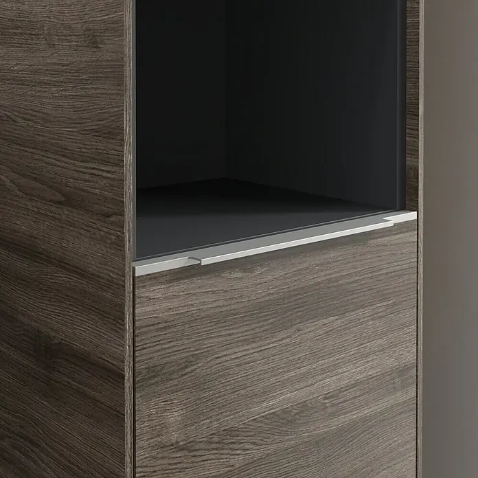Villeroy & Boch Subway 3.0 Hochschrank - B x T x H: 40 x 36,2 x 171 cm, 1x offenes Fach, 2x Tür, Stone Oak, Farbe Griff: Aluminium glänzend, DIN Anschlag: Rechts - Nahaufnahme eines modernen Holzschranks mit offenem Fach und Schublade mit silbernem Griff, der stilvolle Stauraumlösungen zeigt.