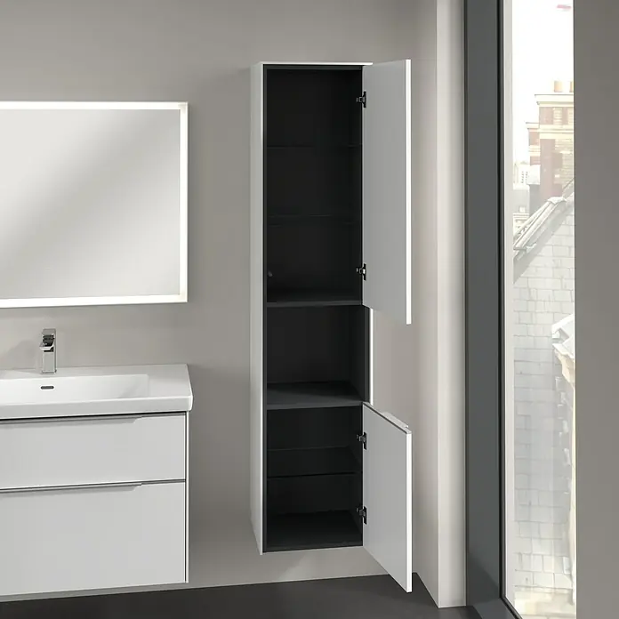 Villeroy & Boch Subway 3.0 Hochschrank - B x T x H: 40 x 36,2 x 171 cm, 1x offenes Fach, 2x Tür, Pure White, Farbe Griff: Aluminium glänzend, DIN Anschlag: Rechts - Das Bild zeigt einen weißen Badezimmerschrank mit mehreren Regalen und zwei offenen Türen neben einem Fenster.