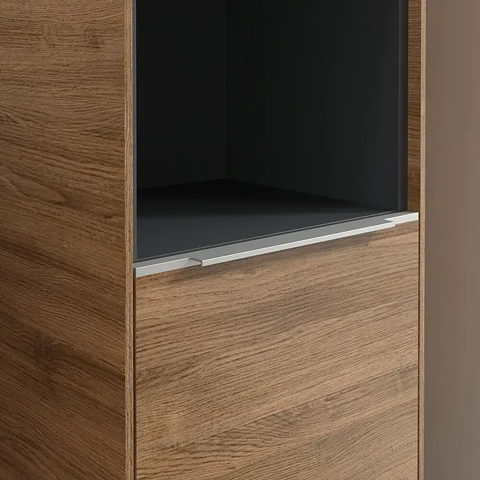 Villeroy & Boch Subway 3.0 Hochschrank - B x T x H: 40 x 36,2 x 171 cm, 1x offenes Fach, 2x Tür, Kansas Oak, Farbe Griff: Aluminium glänzend, DIN Anschlag: Rechts - Nahaufnahme eines Holzschranks mit Schublade und offenem Fach, das modernes Design und hochwertige Verarbeitung zeigt.