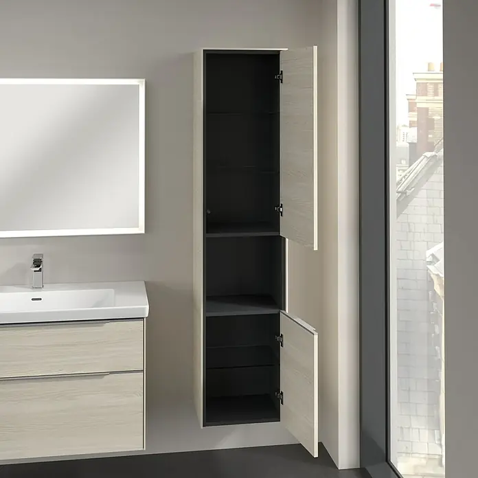 Villeroy & Boch Subway 3.0 Hochschrank - B x T x H: 40 x 36,2 x 171 cm, 1x offenes Fach, 2x Tür, White Oak, Farbe Griff: Aluminium glänzend, DIN Anschlag: Rechts - Ein offener, hochformatiger Badezimmerschrank mit hellem Holzdekor und dunklen Innenflächen neben einem Waschtisch und Spiegel.