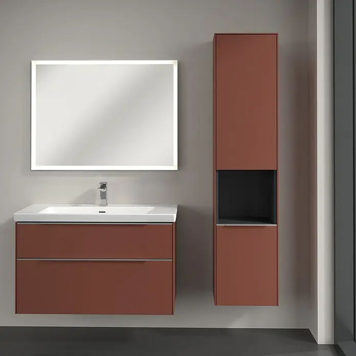Villeroy & Boch Subway 3.0 Hochschrank - B x T x H: 40 x 36,2 x 171 cm, 1x offenes Fach, 2x Tür, Wine Red, Farbe Griff: Aluminium glänzend, DIN Anschlag: Rechts - Badezimmer-Set mit einem Waschtischunterschrank in Terrakotta mit Waschbecken, Spiegel mit Beleuchtung und einem passenden Hochschrank.