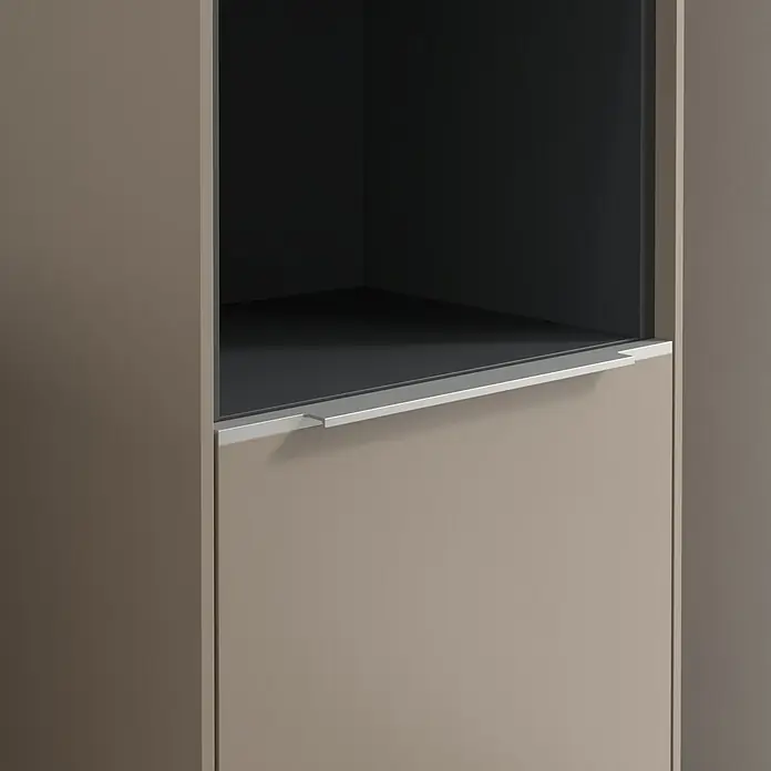 Villeroy & Boch Subway 3.0 Hochschrank - B x T x H: 40 x 36,2 x 171 cm, 1x offenes Fach, 2x Tür, Taupe, Farbe Griff: Aluminium glänzend, DIN Anschlag: Rechts - Detailaufnahme eines modernen braunen Küchenschranks mit silbernem Griff, der elegantes Design und Funktionalität vereint.