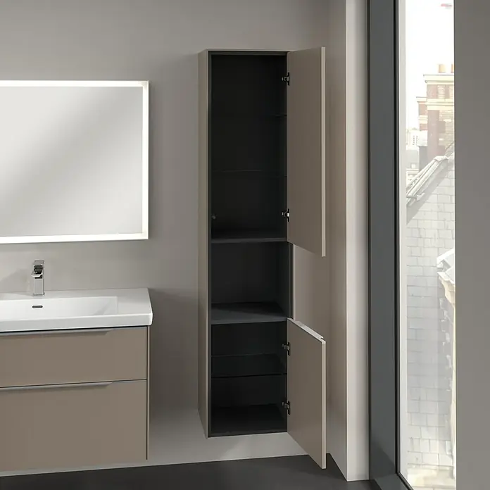 Villeroy & Boch Subway 3.0 Hochschrank - B x T x H: 40 x 36,2 x 171 cm, 1x offenes Fach, 2x Tür, Taupe, Farbe Griff: Aluminium glänzend, DIN Anschlag: Rechts - Aufnahme eines Badezimmers mit einem Waschtisch, einem beleuchteten Spiegel und einem hohen, offenen Badezimmerschrank zur Aufbewahrung.