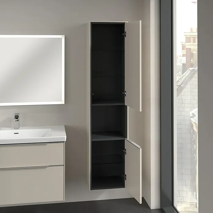 Villeroy & Boch Subway 3.0 Hochschrank - B x T x H: 40 x 36,2 x 171 cm, 1x offenes Fach, 2x Tür, Cashmere Grey, Farbe Griff: Aluminium glänzend, DIN Anschlag: Rechts - Moderne Badezimmereinrichtung mit einem Waschbeckenunterschrank in Beige und einem hochformatigen, offenen Hängeschrank mit mehreren Ablagefächern.