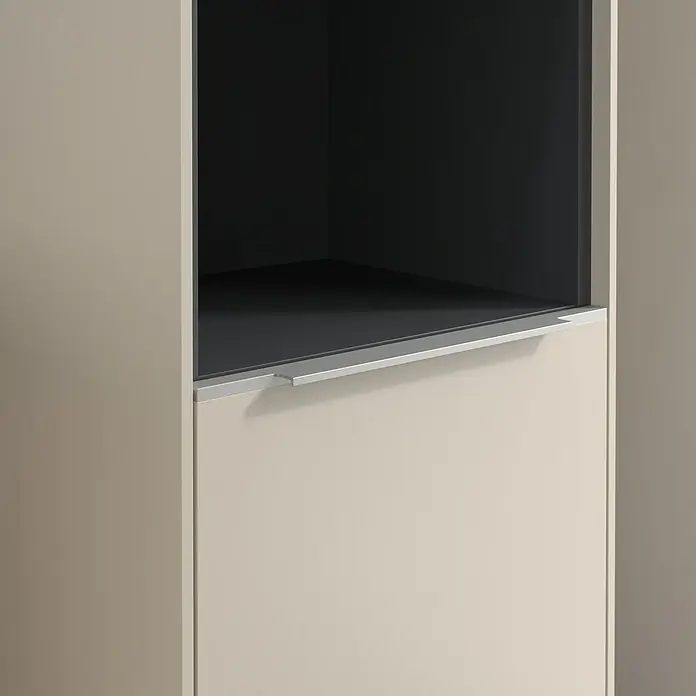 Villeroy & Boch Subway 3.0 Hochschrank - B x T x H: 40 x 36,2 x 171 cm, 1x offenes Fach, 2x Tür, Cashmere Grey, Farbe Griff: Aluminium glänzend, DIN Anschlag: Rechts - Elegantes Möbelstück mit minimalistischem Design, bestehend aus einem offenen Fach und einer Schublade mit silberfarbenem Griff.