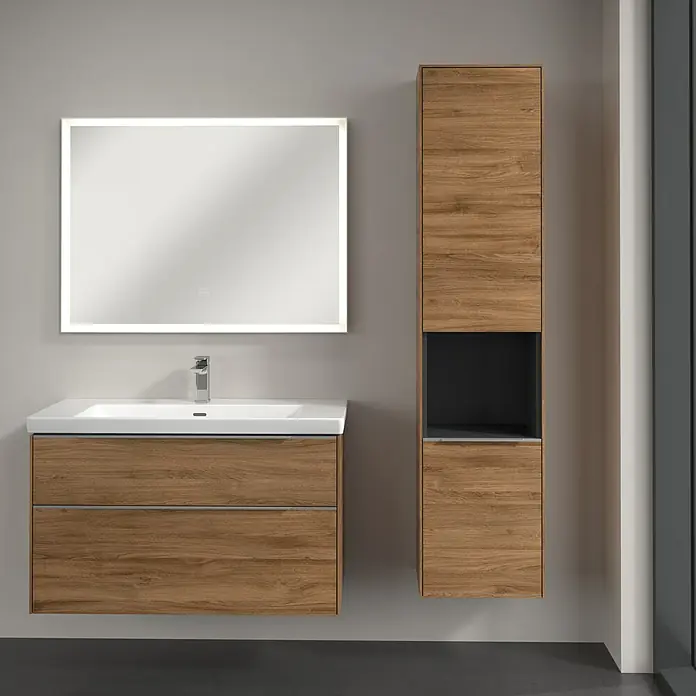 Villeroy & Boch Subway 3.0 Hochschrank - B x T x H: 40 x 36,2 x 171 cm, 1x offenes Fach, 2x Tür, Kansas Oak, Farbe Griff: Aluminium glänzend, DIN Anschlag: Rechts - Ein elegantes Badezimmer-Set mit einem Waschtischunterschrank in Holzoptik, einem beleuchteten Spiegel und einem passenden Hochschrank.