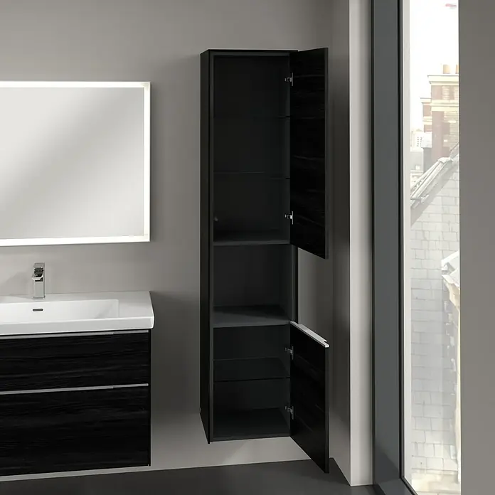 Villeroy & Boch Subway 3.0 Hochschrank - B x T x H: 40 x 36,2 x 171 cm, 1x offenes Fach, 2x Tür, Black Oak, Farbe Griff: Aluminium glänzend, DIN Anschlag: Rechts - Ein stilvoller, hochformatiger Badezimmerschrank in dunklem Holz mit offenen Türen, der zusätzlichen Stauraum neben dem Waschbecken bietet.