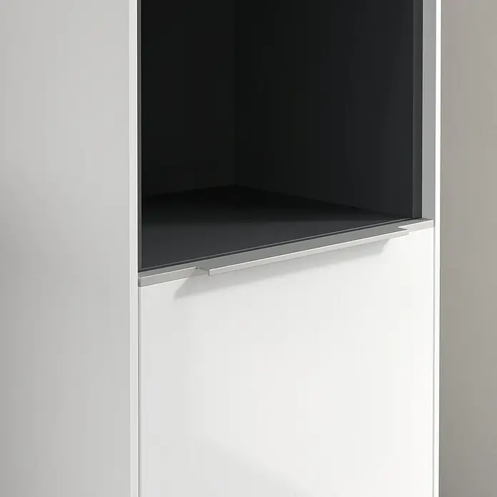 Villeroy & Boch Subway 3.0 Hochschrank - B x T x H: 40 x 36,2 x 171 cm, 1x offenes Fach, 2x Tür, Brilliant White, Farbe Griff: Aluminium glänzend, DIN Anschlag: Rechts - Nahaufnahme eines weißen Schranks mit einer grauen Schublade. Die moderne Ästhetik wird durch klare Linien und neutrale Farben betont.