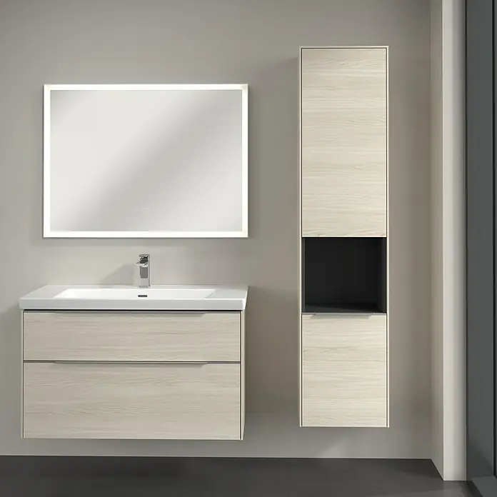Villeroy & Boch Subway 3.0 Hochschrank - B x T x H: 40 x 36,2 x 171 cm, 1x offenes Fach, 2x Tür, White Oak, Farbe Griff: Aluminium glänzend, DIN Anschlag: Rechts - Ein modernes Badezimmer-Set mit einem hell beleuchteten Spiegel, einem Waschbeckenunterschrank mit Schubladen und einem Hochschrank mit offenem Fach.