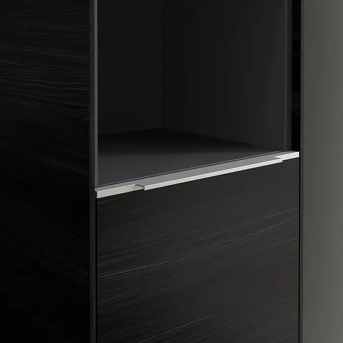 Villeroy & Boch Subway 3.0 Hochschrank - B x T x H: 40 x 36,2 x 171 cm, 1x offenes Fach, 2x Tür, Black Oak, Farbe Griff: Aluminium glänzend, DIN Anschlag: Rechts - Nahaufnahme eines modernen dunklen Holzschranks mit einem offenen Fach und einer Schublade mit silbernem Griff.