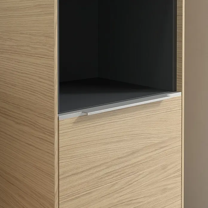 Villeroy & Boch Subway 3.0 Hochschrank - B x T x H: 40 x 36,2 x 171 cm, 1x offenes Fach, 2x Tür, Nordik oak, Farbe Griff: Aluminium glänzend, DIN Anschlag: Rechts - Detailansicht eines modernen Holzschranks mit einem offenen Fach und einer Schublade mit Griff.