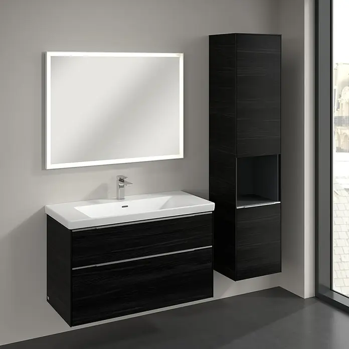 Villeroy & Boch Subway 3.0 Hochschrank - B x T x H: 40 x 36,2 x 171 cm, 1x offenes Fach, 2x Tür, Black Oak, Farbe Griff: Aluminium glänzend, DIN Anschlag: Rechts - Elegantes Badezimmer-Set mit Waschtischunterschrank, Waschbecken, Spiegelschrank mit Beleuchtung und Hochschrank in dunkler Holzoptik.