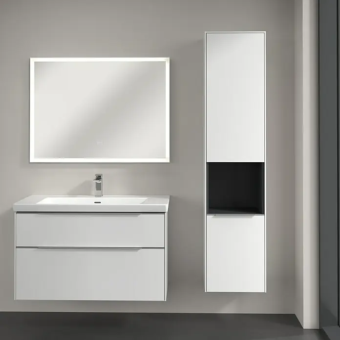 Villeroy & Boch Subway 3.0 Hochschrank - B x T x H: 40 x 36,2 x 171 cm, 1x offenes Fach, 2x Tür, Pure White, Farbe Griff: Aluminium glänzend, DIN Anschlag: Rechts - Elegantes Badezimmer-Set mit einem weißen Waschtischunterschrank, einem hochformatigen Schrank und einem beleuchteten Spiegel für ein modernes Ambiente.