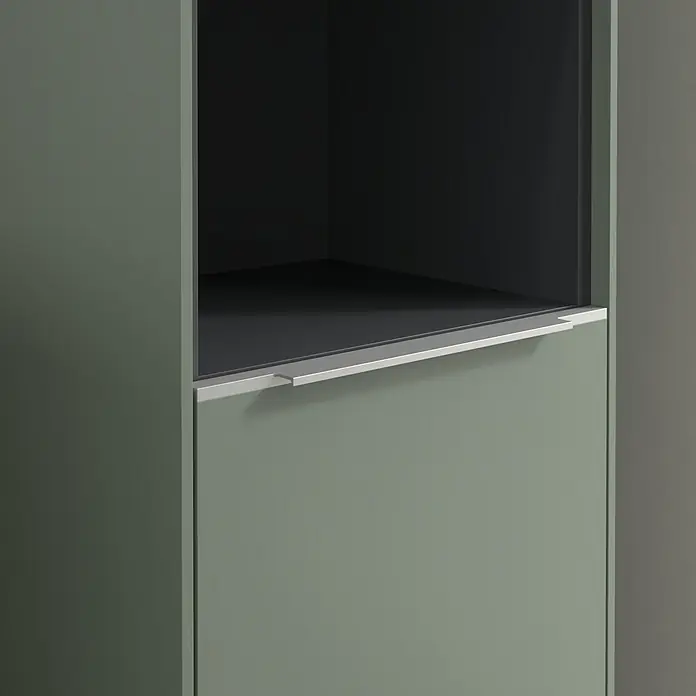 Villeroy & Boch Subway 3.0 Hochschrank - B x T x H: 40 x 36,2 x 171 cm, 1x offenes Fach, 2x Tür, Soft Green, Farbe Griff: Aluminium glänzend, DIN Anschlag: Rechts - Nahaufnahme eines modernen grünen Küchenschranks mit einem eleganten silbernen Griff. Das Innere des Schranks ist in einem dunklen Farbton gehalten.