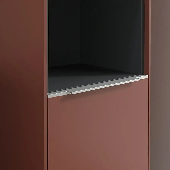 Villeroy & Boch Subway 3.0 Hochschrank - B x T x H: 40 x 36,2 x 171 cm, 1x offenes Fach, 2x Tür, Wine Red, Farbe Griff: Aluminium glänzend, DIN Anschlag: Rechts - Nahaufnahme eines modernen braunen Küchenschranks mit silberfarbenem Griff und offener Ablage.