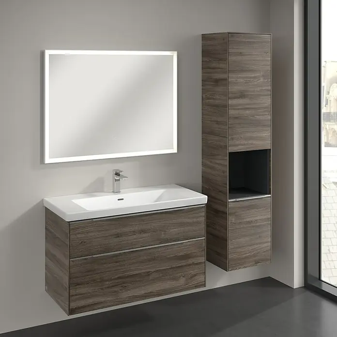 Villeroy & Boch Subway 3.0 Hochschrank - B x T x H: 40 x 36,2 x 171 cm, 1x offenes Fach, 2x Tür, Stone Oak, Farbe Griff: Aluminium glänzend, DIN Anschlag: Rechts - Ein modernes Badezimmer-Waschbecken mit Holzstruktur, einem beleuchteten Spiegel und einem passenden Hochschrank, der an der Wand befestigt ist.
