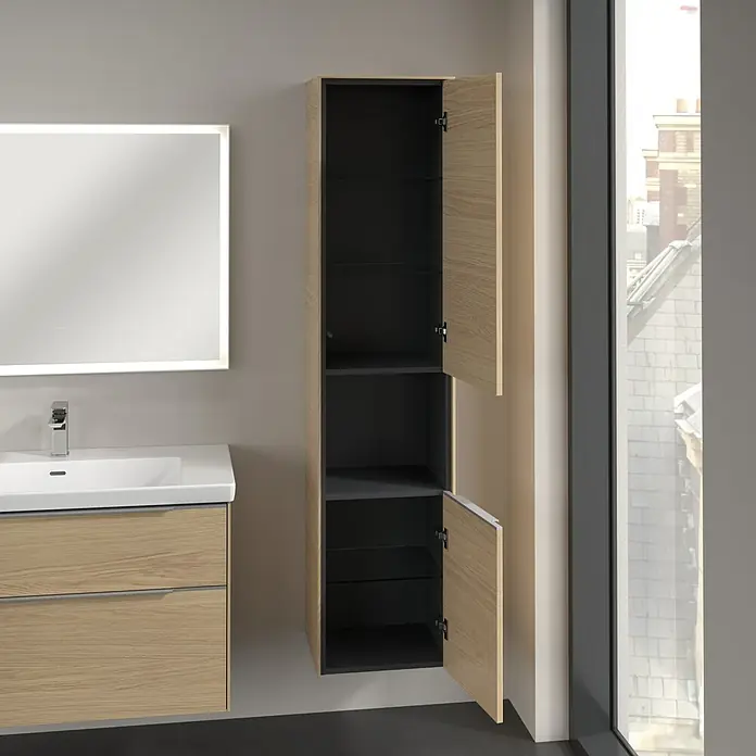 Villeroy & Boch Subway 3.0 Hochschrank - B x T x H: 40 x 36,2 x 171 cm, 1x offenes Fach, 2x Tür, Nordik oak, Farbe Griff: Aluminium glänzend, DIN Anschlag: Rechts - Badezimmer mit Waschtisch und Spiegelschrank und einem offenen Hochschrank in Holzoptik.