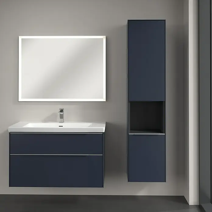 Villeroy & Boch Subway 3.0 Hochschrank - B x T x H: 40 x 36,2 x 171 cm, 1x offenes Fach, 2x Tür, Marine Blue, Farbe Griff: Aluminium glänzend, DIN Anschlag: Rechts - Ein modernes Badezimmer-Set mit einem beleuchteten Spiegel, einem Unterschrank mit Waschbecken und einem passenden Hängeschrank in dunklem Blau.