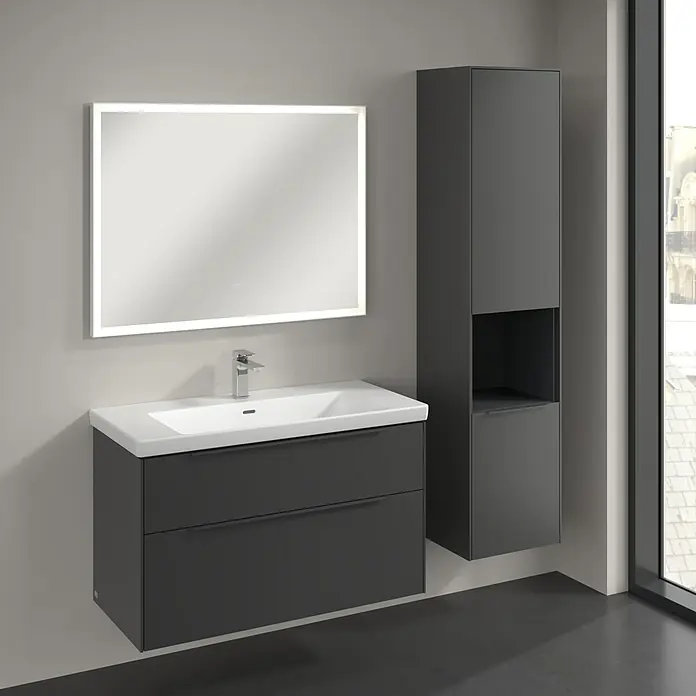 Villeroy & Boch Subway 3.0 Hochschrank - B x T x H: 40 x 36,2 x 171 cm, 1x offenes Fach, 2x Tür, Graphite, Farbe Griff: Aluminium glänzend, DIN Anschlag: Rechts - Graue Badezimmereinrichtung mit beleuchtetem Spiegel, Waschbeckenunterschrank mit Schubladen und Hochschrank für ein modernes Bad.