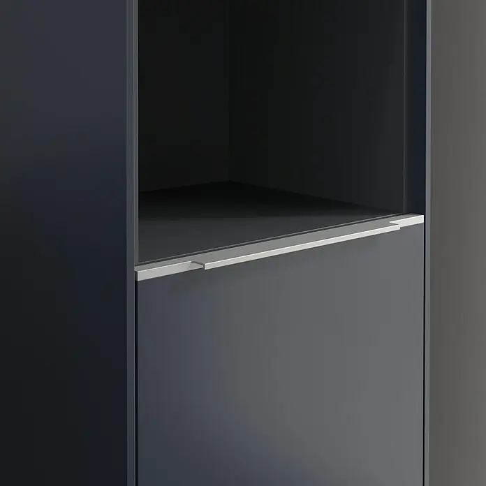 Villeroy & Boch Subway 3.0 Hochschrank - B x T x H: 40 x 36,2 x 171 cm, 1x offenes Fach, 2x Tür, Marine Blue, Farbe Griff: Aluminium glänzend, DIN Anschlag: Rechts - Detailaufnahme eines modernen blauen Schranks mit silbernem Griff, der ein elegantes und minimalistisches Design zeigt.