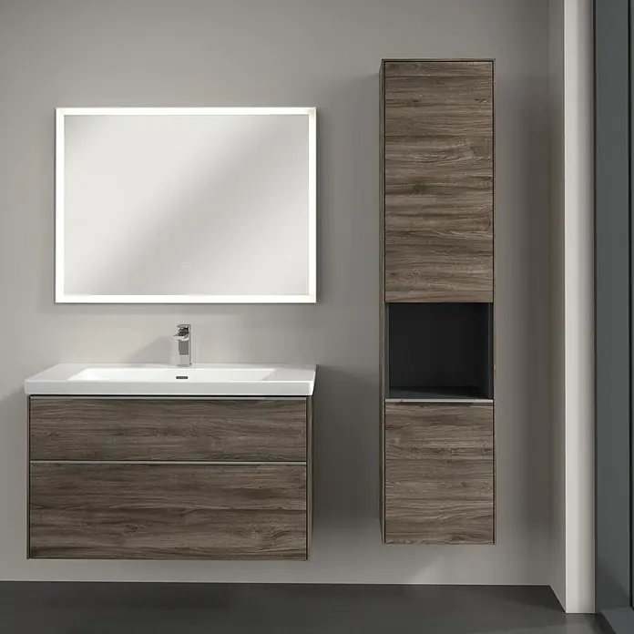 Villeroy & Boch Subway 3.0 Hochschrank - B x T x H: 40 x 36,2 x 171 cm, 1x offenes Fach, 2x Tür, Stone Oak, Farbe Griff: Aluminium glänzend, DIN Anschlag: Rechts - Badezimmer-Ensemble mit einem Unterschrank mit Schubladen, einem beleuchteten Spiegel und einem Hängeschrank für mehr Stauraum.
