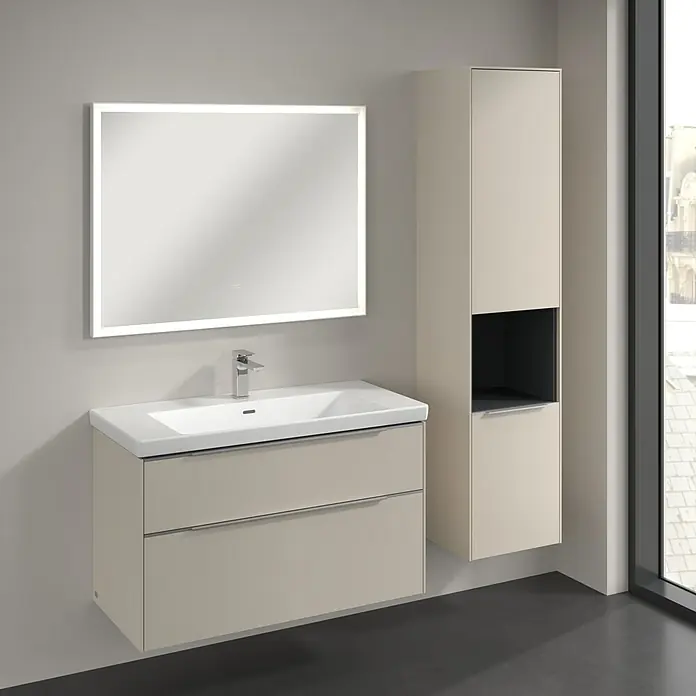 Villeroy & Boch Subway 3.0 Hochschrank - B x T x H: 40 x 36,2 x 171 cm, 1x offenes Fach, 2x Tür, Cashmere Grey, Farbe Griff: Aluminium glänzend, DIN Anschlag: Rechts - Bild einer Waschtischkombination mit Unterschrank, Waschtisch und beleuchtetem Spiegel, sowie einem passenden Hochschrank im modernen Badezimmer.