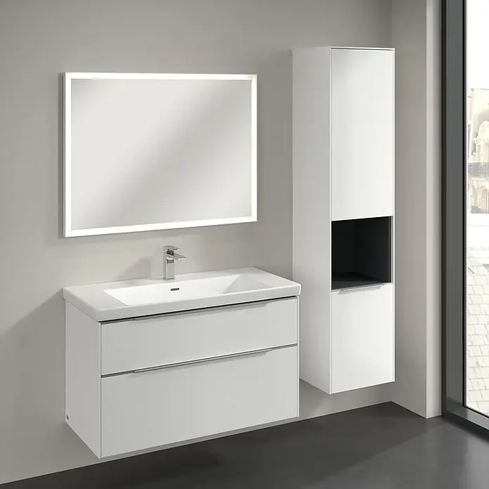 Villeroy & Boch Subway 3.0 Hochschrank - B x T x H: 40 x 36,2 x 171 cm, 1x offenes Fach, 2x Tür, Brilliant White, Farbe Griff: Aluminium glänzend, DIN Anschlag: Rechts - Moderne Badezimmerausstattung mit einem Waschtischunterschrank in Weiß mit zwei Schubladen, einem Spiegelschrank mit Beleuchtung und einem Hochschrank.