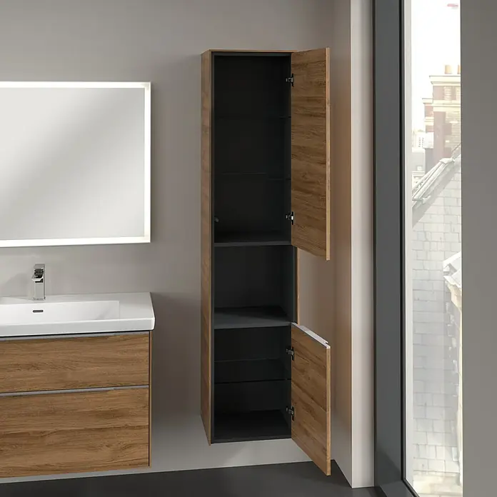 Villeroy & Boch Subway 3.0 Hochschrank - B x T x H: 40 x 36,2 x 171 cm, 1x offenes Fach, 2x Tür, Kansas Oak, Farbe Griff: Aluminium glänzend, DIN Anschlag: Rechts - Dieses Bild zeigt einen modernen Badezimmerschrank in Holzoptik mit offenen Türen und einem Blick auf die dunklen Regale im Inneren.