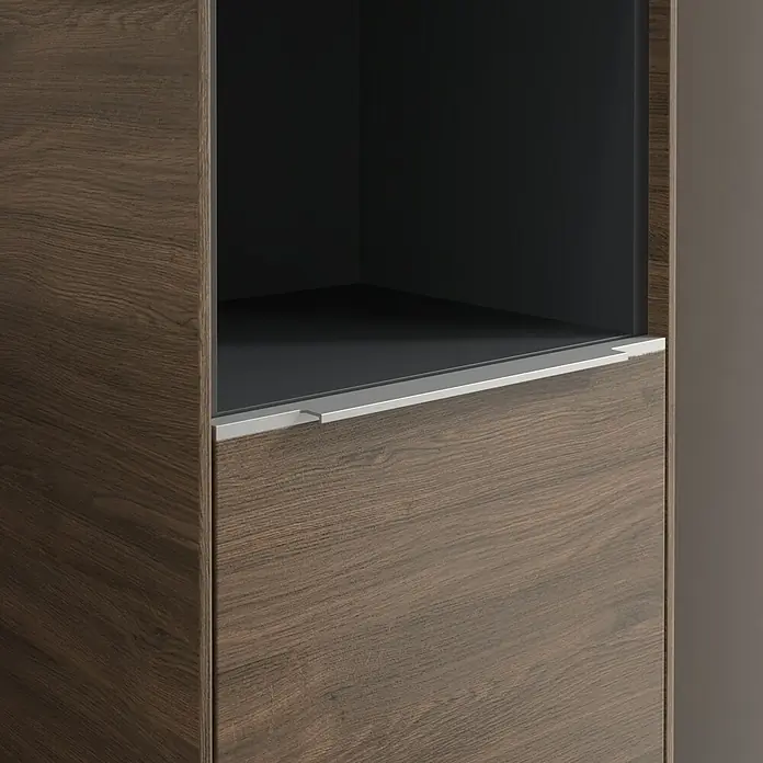 Villeroy & Boch Subway 3.0 Hochschrank - B x T x H: 40 x 36,2 x 171 cm, 1x offenes Fach, 2x Tür, Arizona Oak, Farbe Griff: Aluminium glänzend, DIN Anschlag: Rechts - Nahaufnahme eines modernen Holzschranks mit einem offenen Fach und einer Schublade mit silbernem Griff.