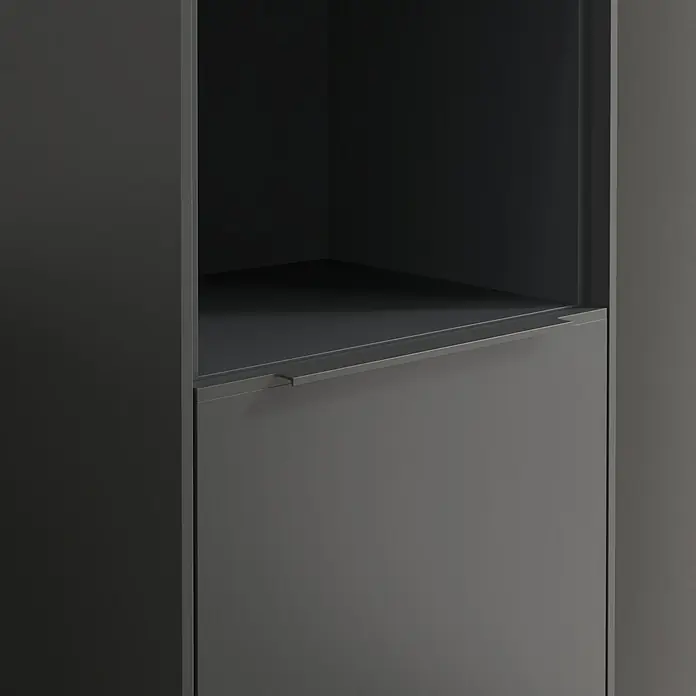 Villeroy & Boch Subway 3.0 Hochschrank - B x T x H: 40 x 36,2 x 171 cm, 1x offenes Fach, 2x Tür, Graphite, Farbe Griff: Aluminium glänzend, DIN Anschlag: Rechts - Nahaufnahme eines modernen grauen Schrankes mit offenem Fach und Schublade, der elegantes Design und Funktionalität vereint.