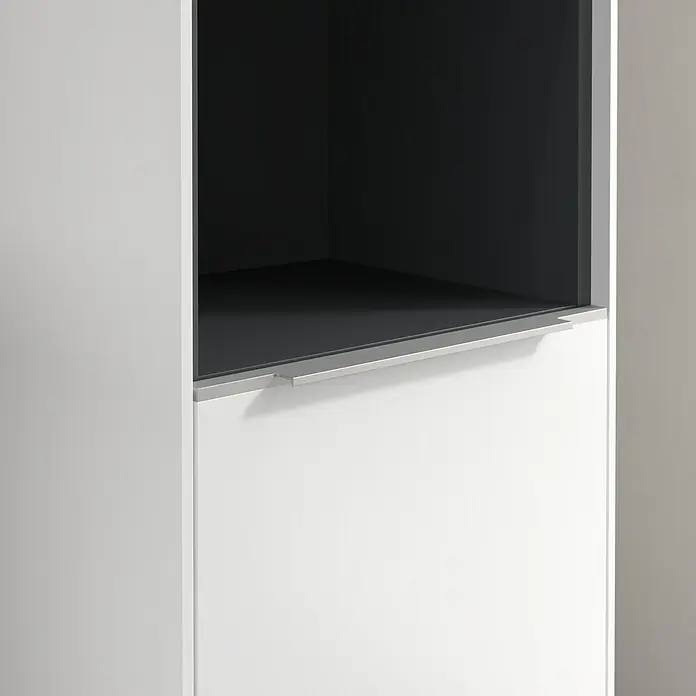 Villeroy & Boch Subway 3.0 Hochschrank - B x T x H: 40 x 36,2 x 171 cm, 1x offenes Fach, 2x Tür, Pure White, Farbe Griff: Aluminium glänzend, DIN Anschlag: Rechts - Nahaufnahme eines weißen Schranks mit offenem, schwarzem Regal. Moderne Möbel für stilvolle Aufbewahrung.