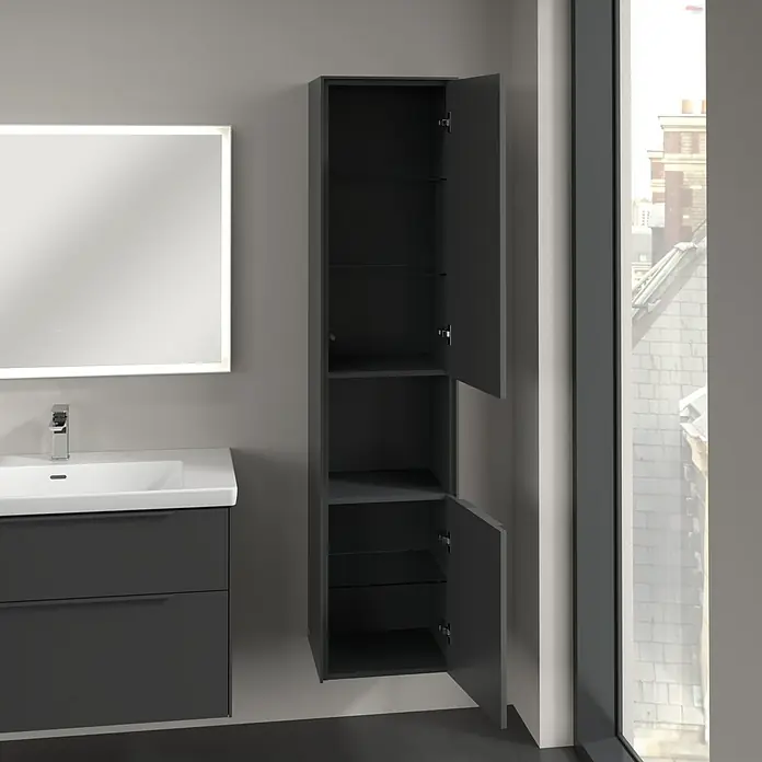 Villeroy & Boch Subway 3.0 Hochschrank - B x T x H: 40 x 36,2 x 171 cm, 1x offenes Fach, 2x Tür, Graphite, Farbe Griff: Aluminium glänzend, DIN Anschlag: Rechts - Grauer Badezimmerschrank mit offenen Türen und Glasböden neben einem Waschbecken mit Spiegel. Stilvolles Badmöbeldesign.
