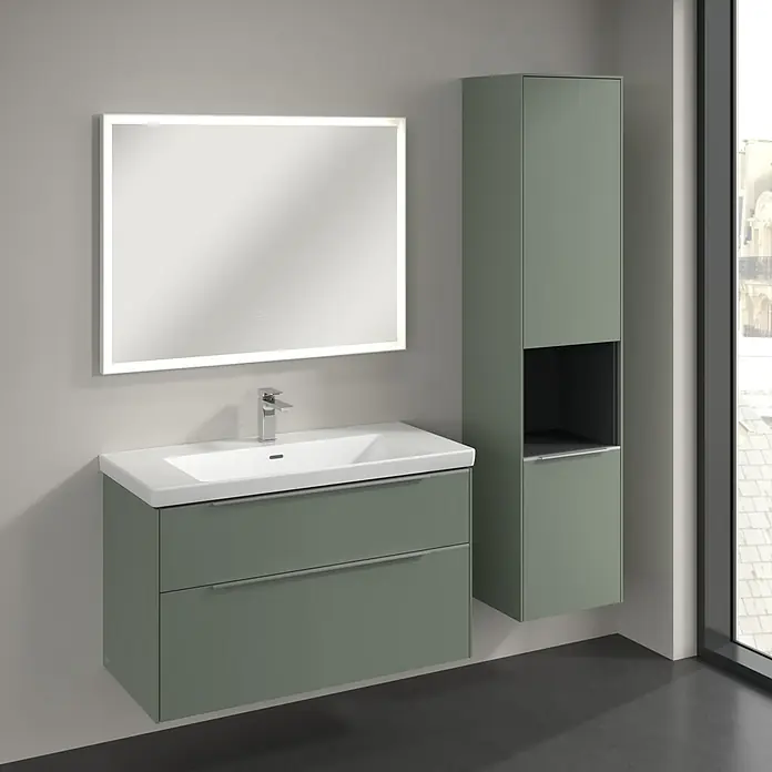 Villeroy & Boch Subway 3.0 Hochschrank - B x T x H: 40 x 36,2 x 171 cm, 1x offenes Fach, 2x Tür, Soft Green, Farbe Griff: Aluminium glänzend, DIN Anschlag: Rechts - Elegantes Badezimmer-Set mit einem Waschbeckenunterschrank in Grün, einem passenden Hängeschrank und einem beleuchteten Spiegel für moderne Bäder.