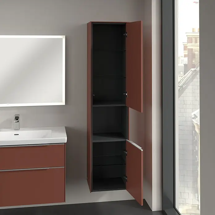 Villeroy & Boch Subway 3.0 Hochschrank - B x T x H: 40 x 36,2 x 171 cm, 1x offenes Fach, 2x Tür, Wine Red, Farbe Griff: Aluminium glänzend, DIN Anschlag: Rechts - Badezimmer mit Waschtisch in Kupfer und einem offenen, hochschmalen Schrank mit Glasböden zur Wandmontage.