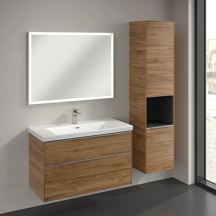 Villeroy & Boch Subway 3.0 Hochschrank - B x T x H: 40 x 36,2 x 171 cm, 1x offenes Fach, 2x Tür, Kansas Oak, Farbe Griff: Aluminium glänzend, DIN Anschlag: Rechts - Badezimmer-Interieur mit einem modernen Waschtischunterschrank in Holzoptik, einem beleuchteten Spiegel und einem passenden Hochschrank.