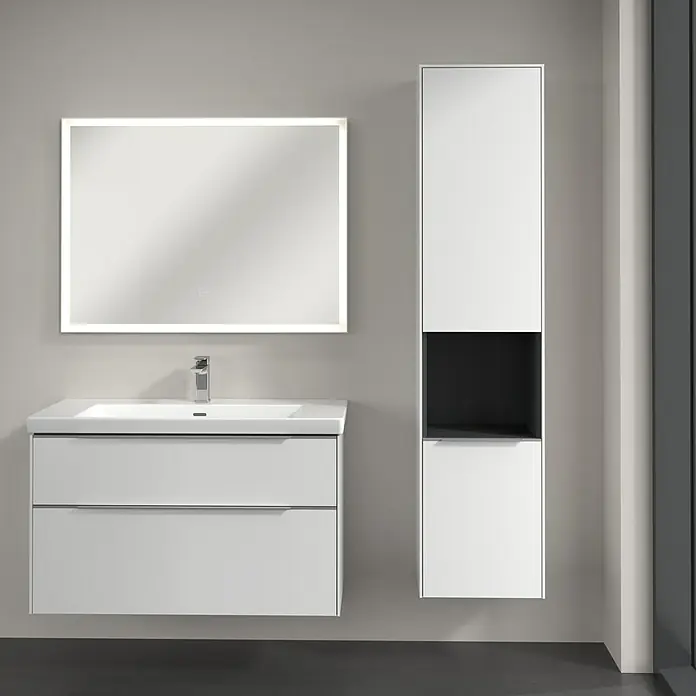 Villeroy & Boch Subway 3.0 Hochschrank - B x T x H: 40 x 36,2 x 171 cm, 1x offenes Fach, 2x Tür, Brilliant White, Farbe Griff: Aluminium glänzend, DIN Anschlag: Rechts - Ein modernes Badezimmer-Set mit einem weißen Waschtisch mit Schubladen, einem beleuchteten Spiegel und einem passenden Hochschrank.